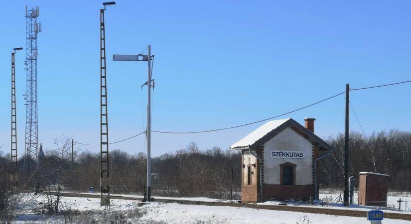 Száz mázsa tűzifát osztottak ki Székkutason, senkit sem hagytak magára a hidegben