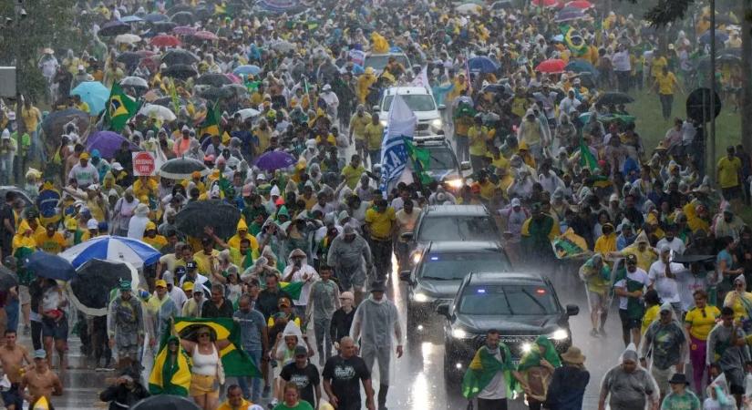 Villám csapott a Bolsonaro-párti tüntetők közé Brazíliában – 72-en megsérültek