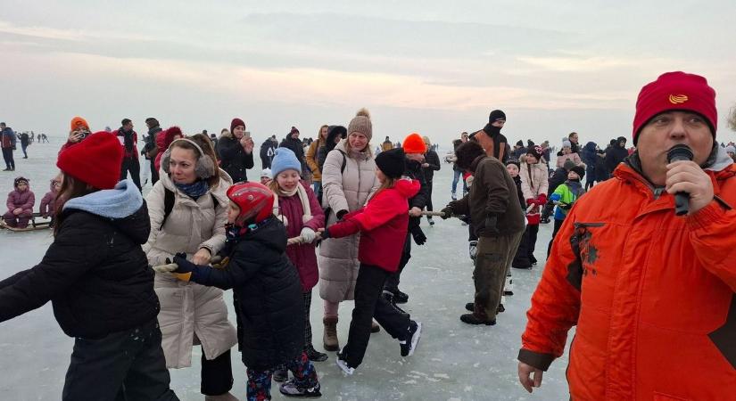 Vasvillával érkezett a jég alól a Vonyarci Aquamen, de sajnos a vasárnapi buli elmaradt a strandon