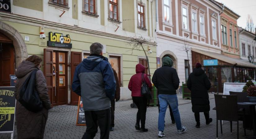 Tovább halmozódnak a lottó főnyeremények
