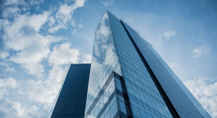 Élő adásban, biztonsági felszerelés nélkül mászták meg a felhőkarcolót - Videó