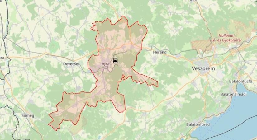 Árokba borult egy jármű, helyszínen a tűzoltók és a mentők