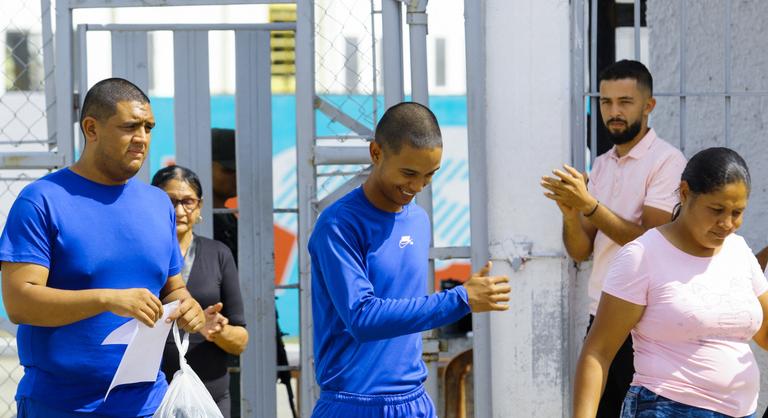 Újabb 100 politikai foglyot engedtek szabadon Venezuelában