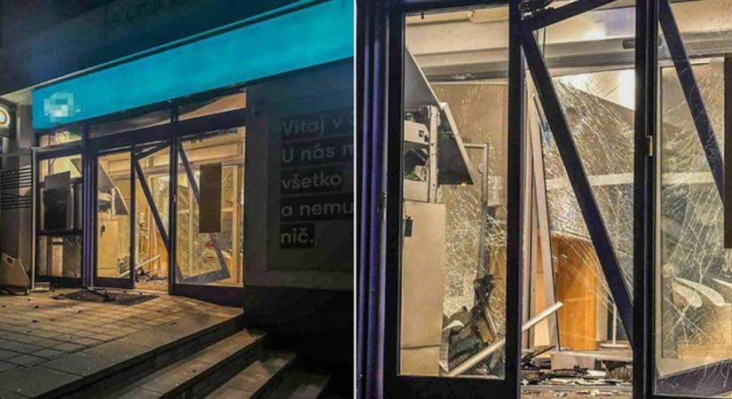 Megint bankautomatát robbantottak, rengeteg készpénz tűnhetett el