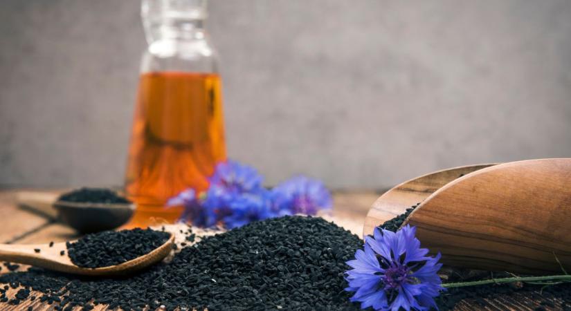 Mire jó a feketeköményolaj? 5 bizonyított hatás, amiért megéri barátkozni vele