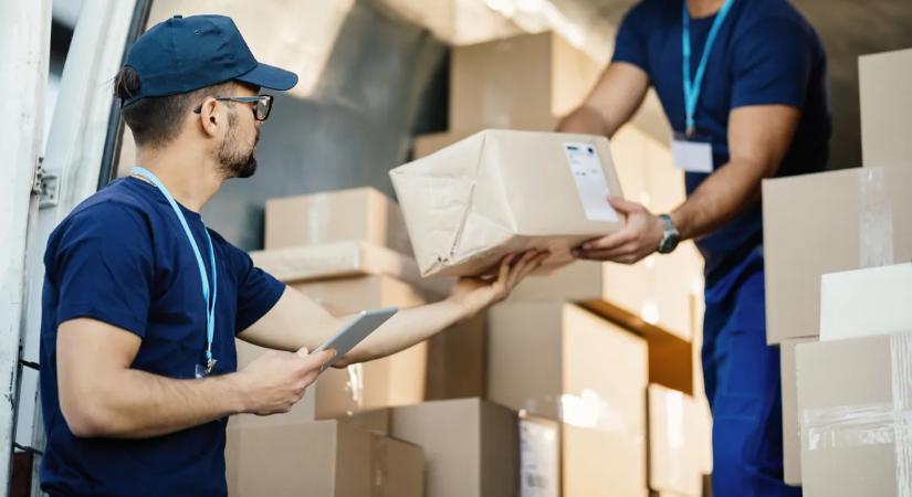 Egy futár menekítette ki a 101 éves nőt az égő házból - Videó