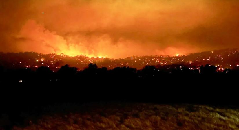 Terjed a pusztító tűz: több ezer otthont evakuáltak, figyelmeztetés van érvényben