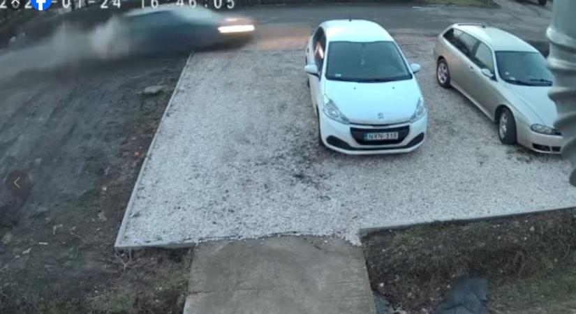 Száguldozó autós okozott kárt a Borz utcán, hiába szakadt le a kocsija ajtaja mégis elszelelt- videóval