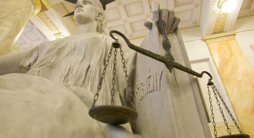 Italboltokhoz fuvaroztatta magát, hogy megcsapolja a készletet, majd elrabolta a taxis autóját