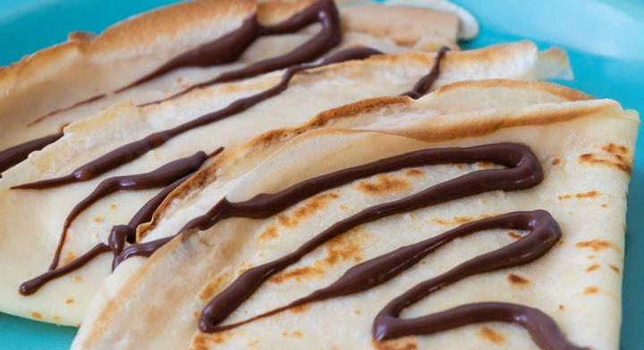 Mennyei francia palacsinta csokis krémmel töltve: a tésztája pillekönnyű