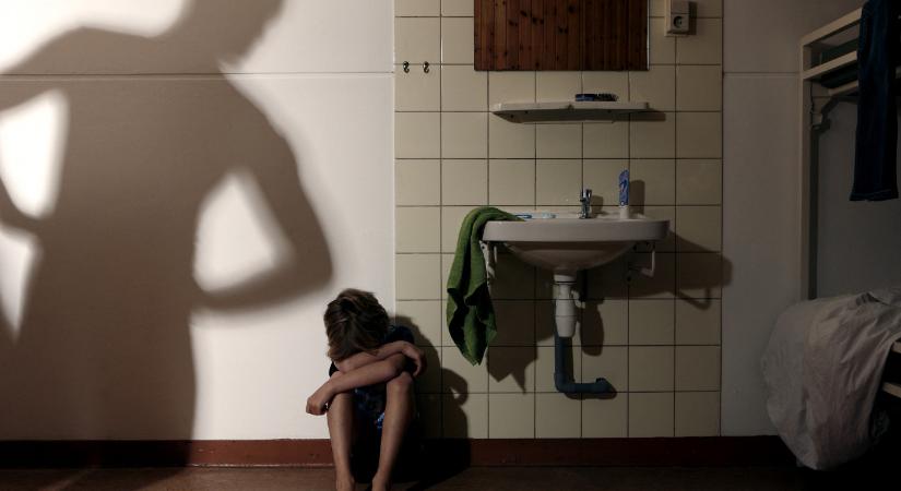 „Édesapám megvert, elszöktem otthonról, kerestetett, meglelt, akkor is megvert”