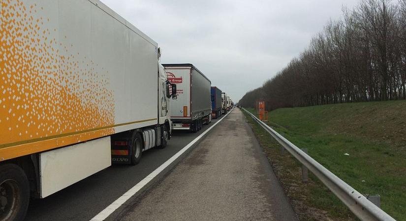 Ezeket a teherforgalmi átkelőket zárják le a kamionosok hétfőn délben