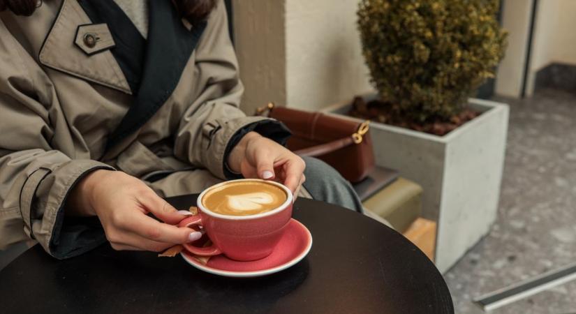 Eltűnhet a cukor és a tejszín a kávé mellől? Új szabályok jönnek (videó)