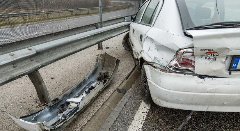 Durva baleset az M7-esen: a tűzoltókat és a mentőket is riasztották