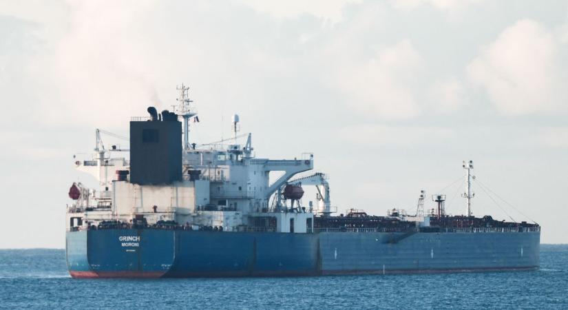 Lefogták a tankhajó kapitányát, a franciák nem tréfálnak, Macron kimondta: nem könyörülünk