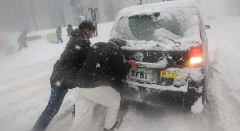 Járatokat töröltek a durva havazás miatt, tehetetlenek az utasok
