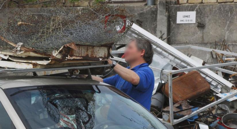 Azt hitték, senkinek nem szúr szemet a kályha a tetőcsomagtartón, de tévedtek