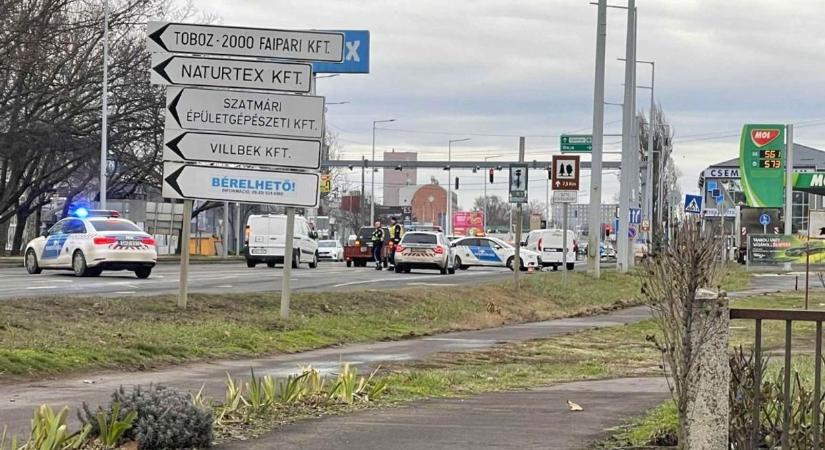Rendőrautóval ütközött egy kisteherautó, a helyszínen útlezárás van
