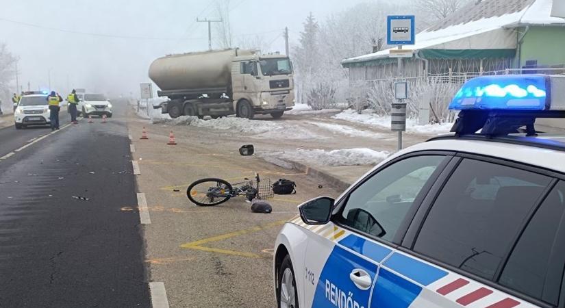 Tragédia: halálra gázoltak egy kerékpárt toló nőt