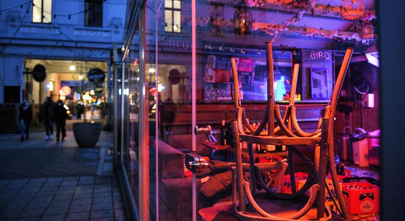 „Mentőövet egy fuldoklónak dobsz. Talán a fuldoklást kellett volna megelőzni” – Vendéglátókat kérdeztünk a kormány 51 pontos csomagjáról