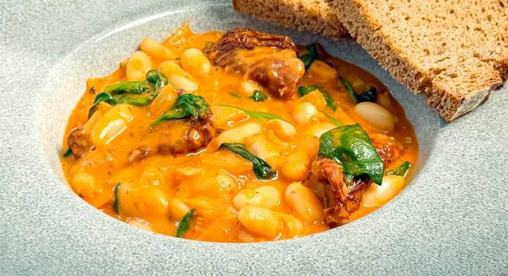 Egy serpenyő, sok íz: fűszeres, fehérbabos egytálétel hús nélkül