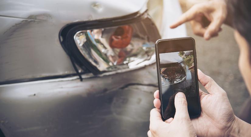 Tolatás közben ütközött Péren