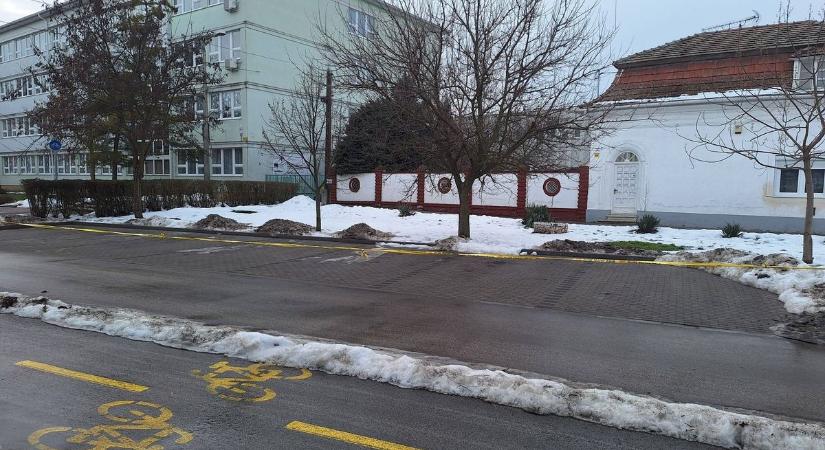Fontos információ az autósoknak: parkolókat zártak le a Kossuth Lajos úton