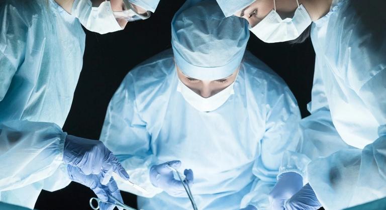 Az orvos, aki még az anyaméhben is megmenti a gyermekek életét