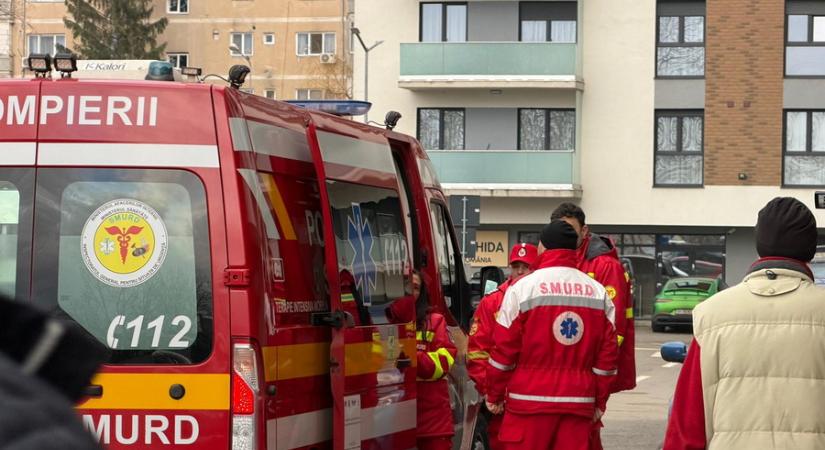 Tragédia Nagyváradon: lezuhant egy gyermek egy tömbház tetőteraszáról