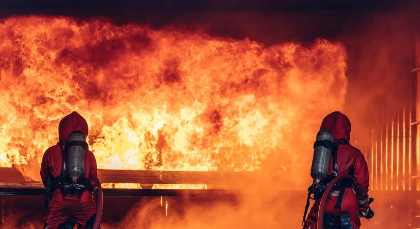 Súlyosan megégett egy hatfős család a hajnali lakástűzben – 4 gyerekért is küzdenek az orvosok