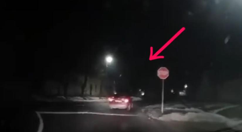 Elszáguldott a stoptábla mellett: kitalálod, milyen autó követte?