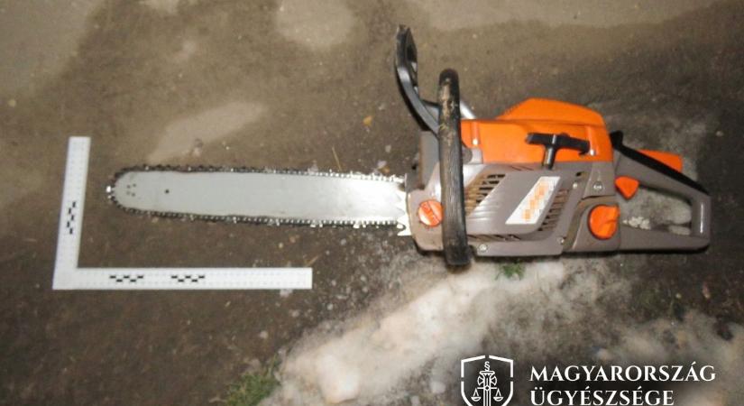 Láncfűrésszel fenyegetőzve próbálta elvinni közös gyermeküket