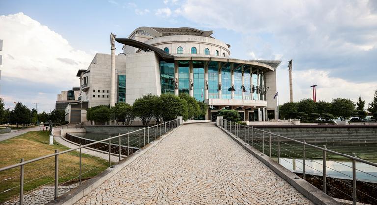 Rendkívüli gyűjtés a Nemzeti Színházban: 300 millió forint kell a kis Liza gyógyulásához