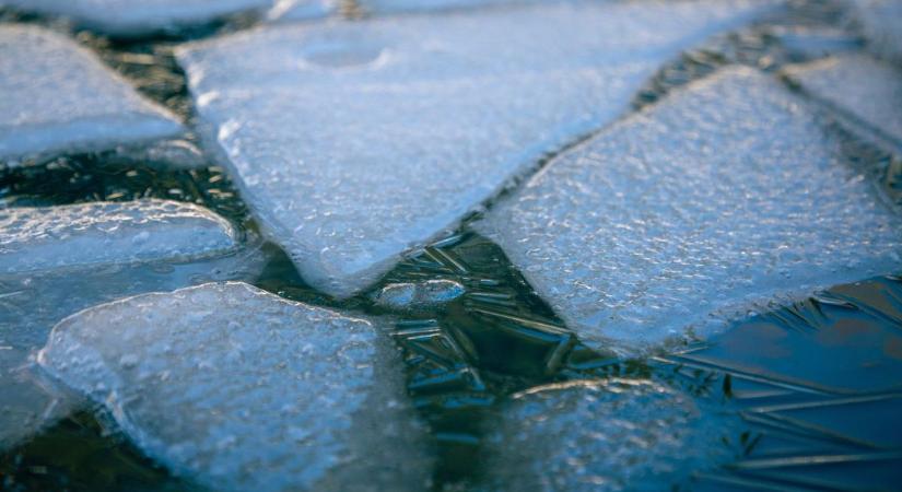 Kásás, olvadó jég: ilyen most a Velence-tó