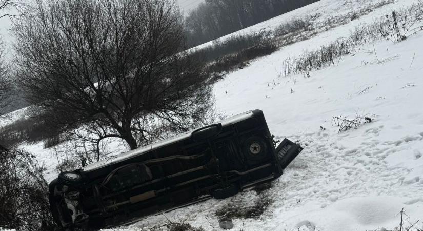 Gyerekeket szállító kisbusz csúszott árokba az Ungvári járásban