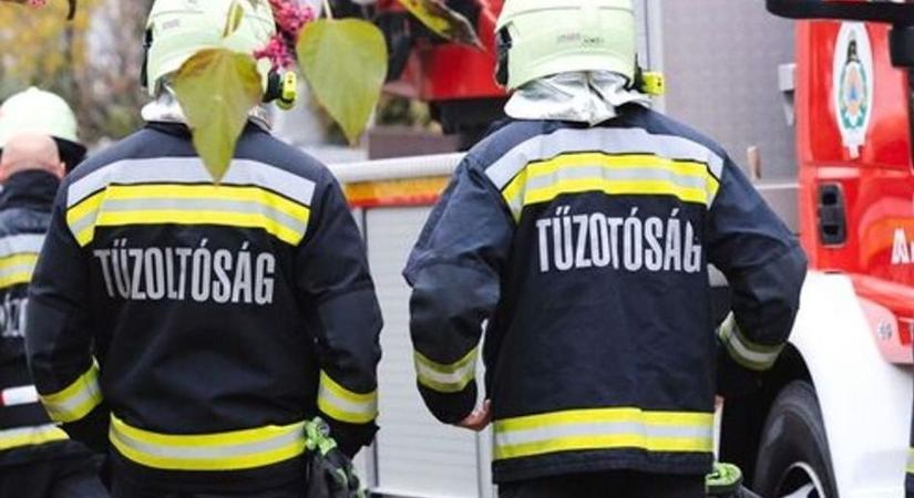 Tűzoltók a Kossuth téren: nagy volt a baj egy szolnoki lakásban