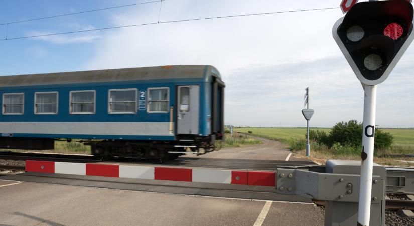 Két Intercity is elgázolta az átjáróba szorult autót Lengyelországban