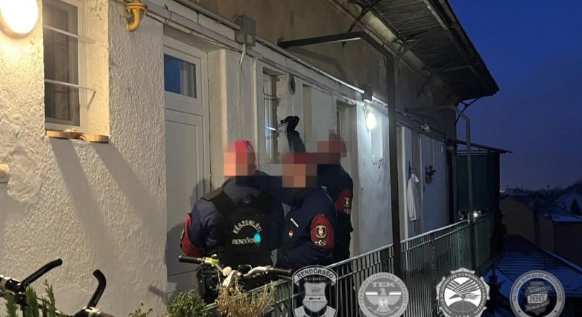 Román és magyar kommandósok csaptak le négy, 16 és 20 év közötti hackerre