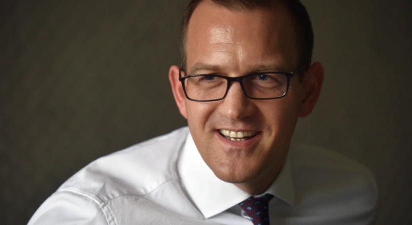 Így kavarhat be a legravaszabb cseh milliárdos a Media Markt kínai vevőjének