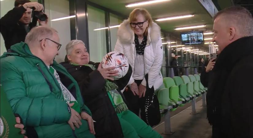 Aláírt labdát adott át a Ferencváros a Jónak lenni jó! kampány keretében