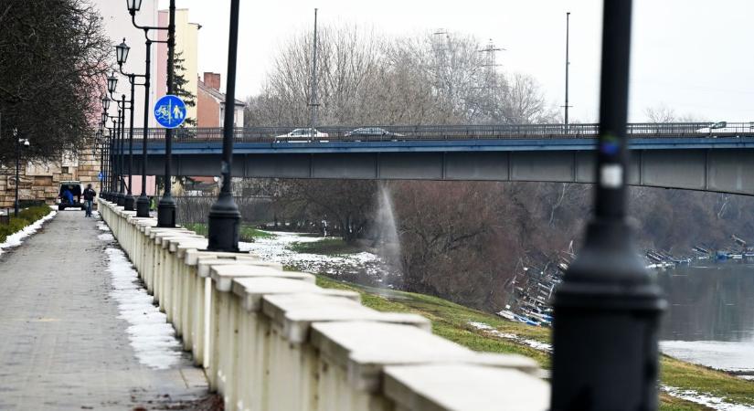 Ömlik a víz a belvárosi hídból, a semmi fölött lógva órák óta küzdenek a szakemberek – videóval, galériával