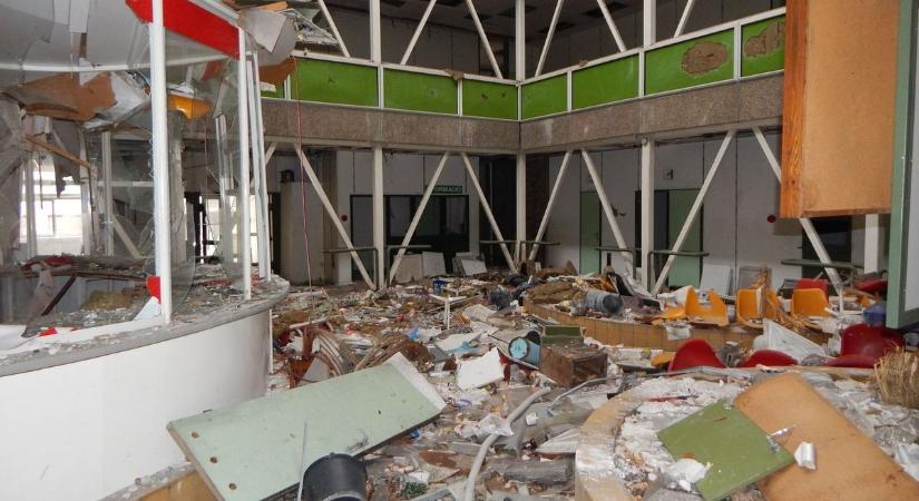 Amikor elnémultak a folyosók – urbex fotók az egykori Zöld Rendelő