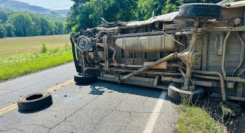 Árokba csúszott egy nyerges vontató Perkáta és Adony között