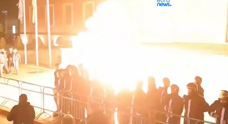 Gyújtogatásba és brutális összecsapásba torkollott egy kormányellenes tüntetés Albániában