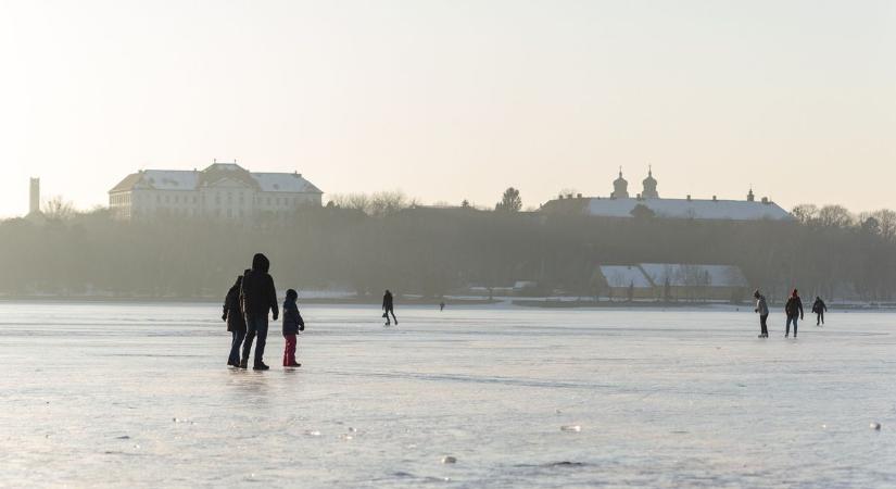 A hétvégi enyhülés után ismét tilos a jégre lépni Komárom-Esztergom legnépszerűbb korcsolyázó helyén