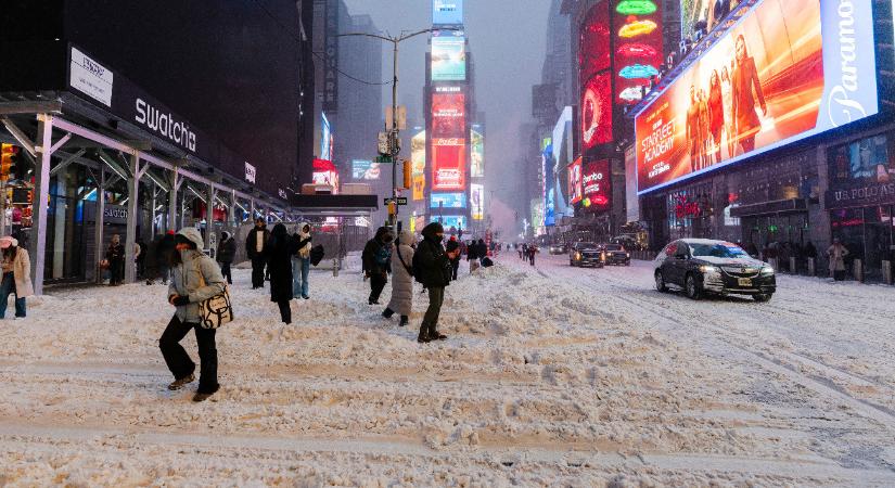Elsöpörte a hó Amerikát, sok a halott, a Covid óta nem töröltek ennyi légijáratot