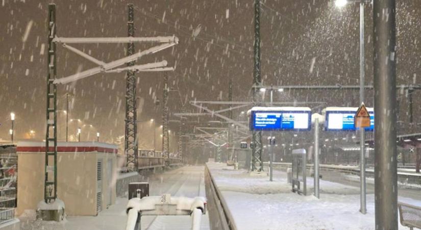 Megbénította Németországot az időjárás: több száz baleset, iskolabezárásokat és közlekedési leállást okozott a havazás