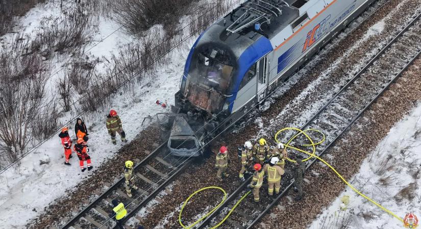 Két vonat rohant egy síneken rekedt autóba – 600 utast kellett evakuálni