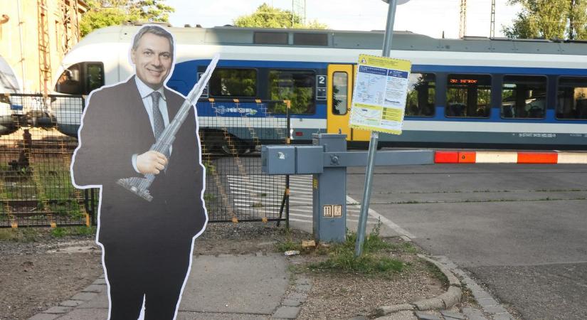 „Gyakorlatilag egy roncstelepre emlékeztet” – Vitézy Dávid szedett-vedett InterCity képével kritizálta Lázár Jánost