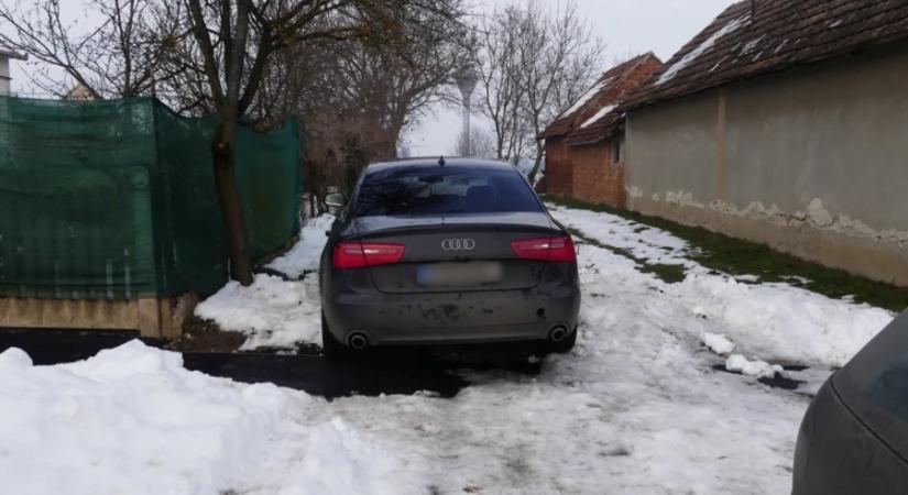 Elvitte a nyitva hagyott autót